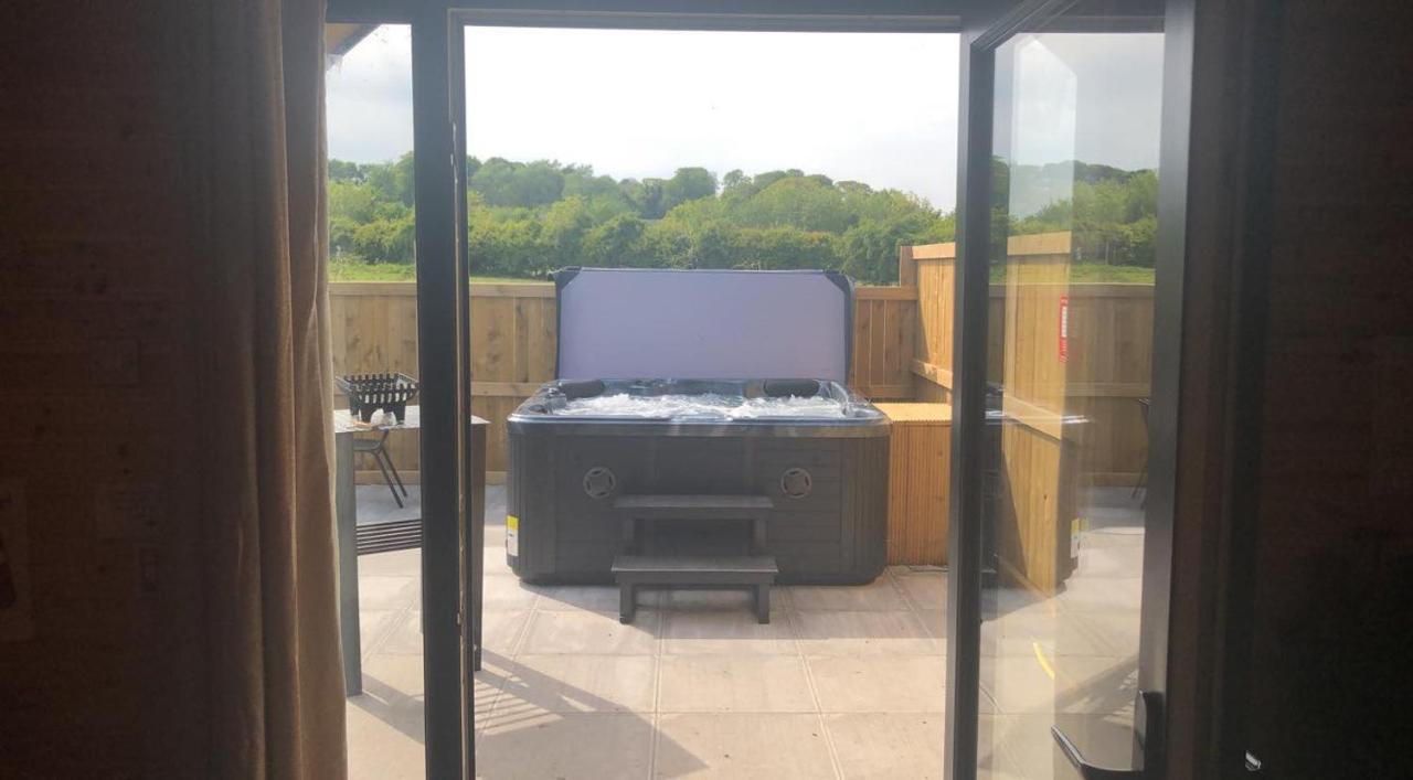 Superior Glamping Pod With Hot Tub Hotel Frodsham Buitenkant foto